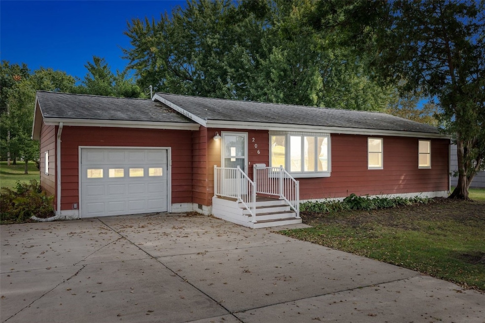 206 N 8th Ave, Vinton, IA 52349 - photo 1