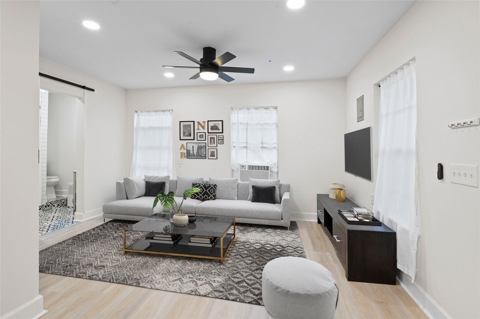 1327 Idylwild St unit B, Houston, TX 77009 - photo 1