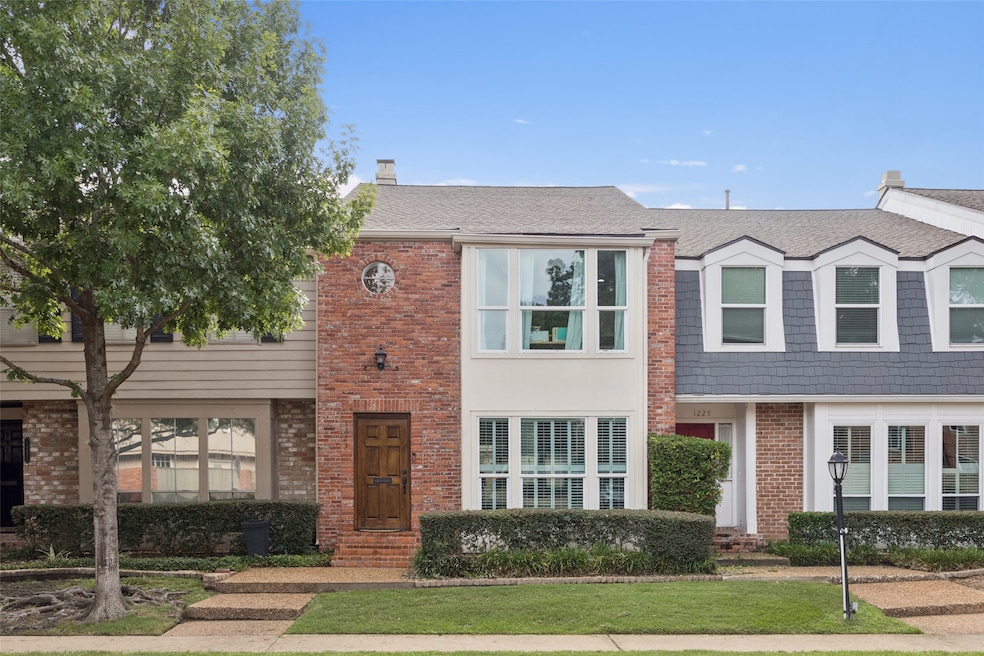 Welcome to ease of living in the convenient Galler