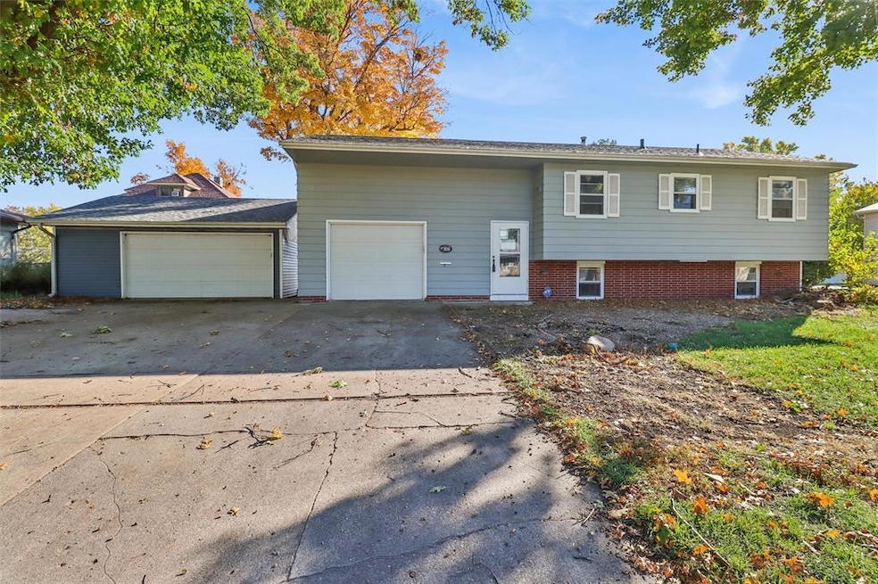 306 E 20th St N, Newton, IA 50208 - photo 1