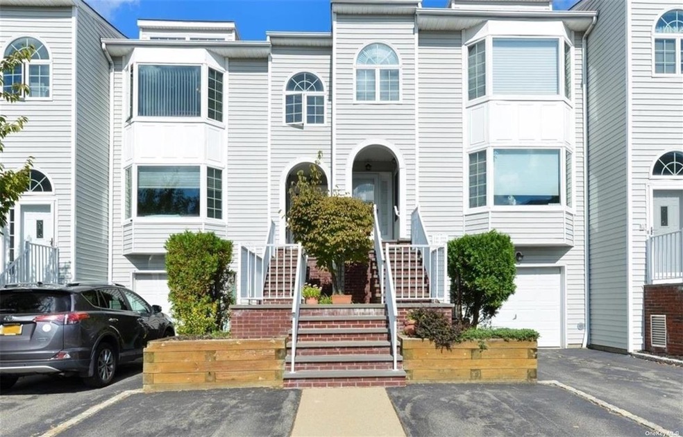 242-11 Oak Park Dr unit 122B, Little Neck, NY 11362 - photo 1