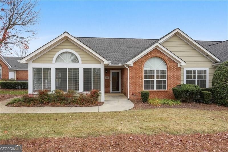 View of front of home featuring a front yard