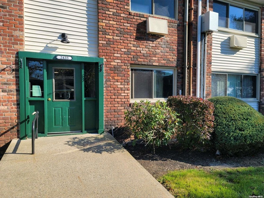 2435 Union Blvd unit 8A, Islip, NY 11751 - photo 1