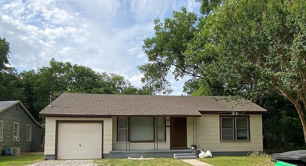 1523 E Scott St, Gainesville, TX 76240 - photo 1