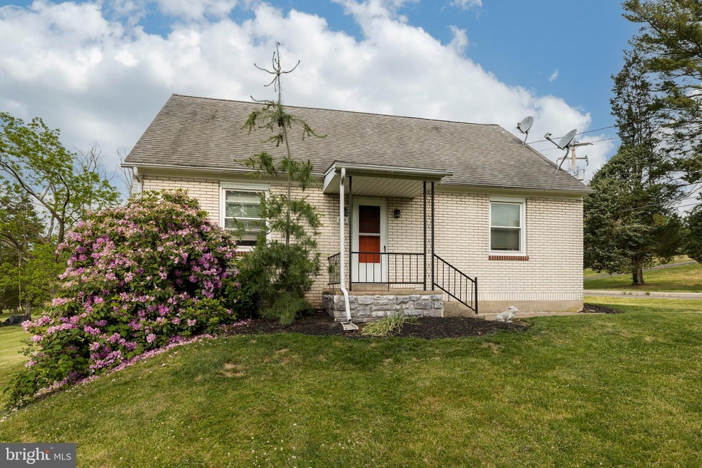 815 Summit Ave, Schwenksville, PA 19473 - photo 1