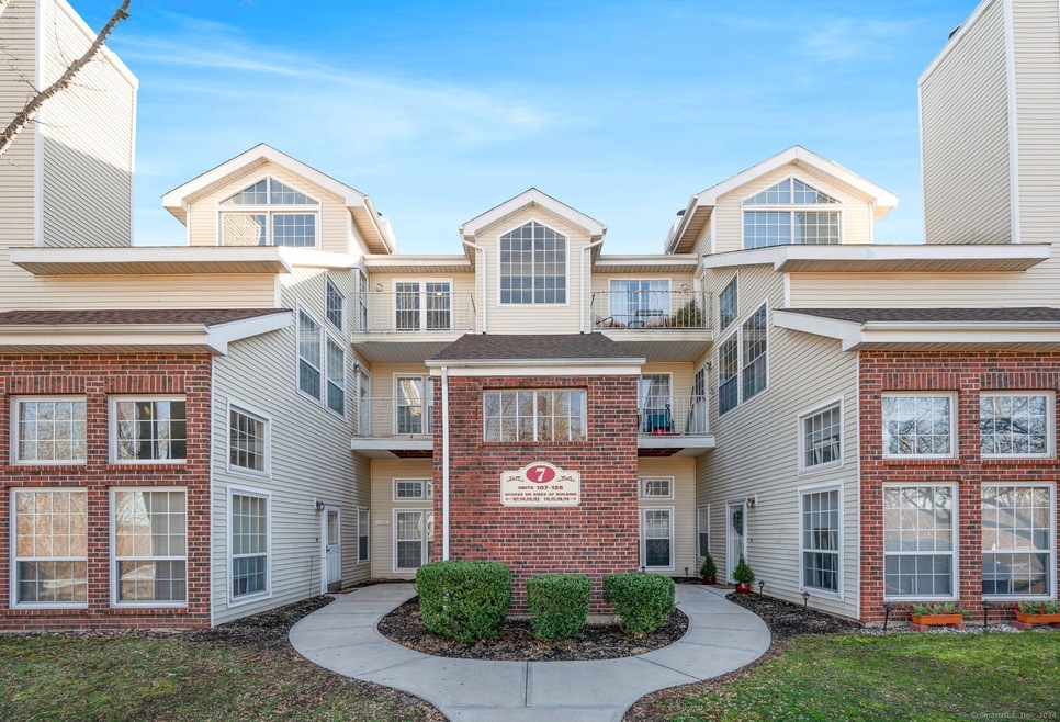 126 Carriage Crossing Ln, Middletown, CT 06457 - photo 1