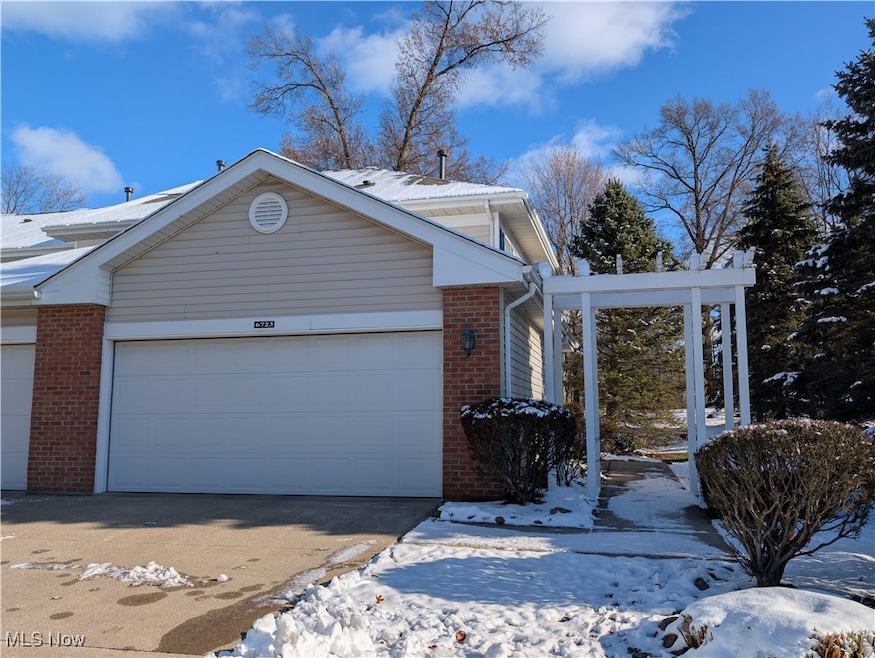 6723 N Ivy Ln, Cleveland, OH 44130 - photo 1