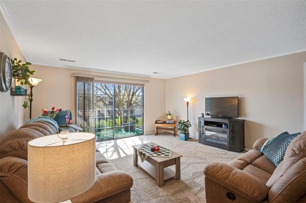 Spacious living room with lots of light