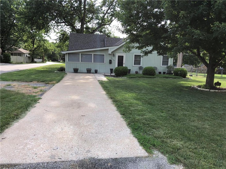 Nice large manicured front yard with driveway to p