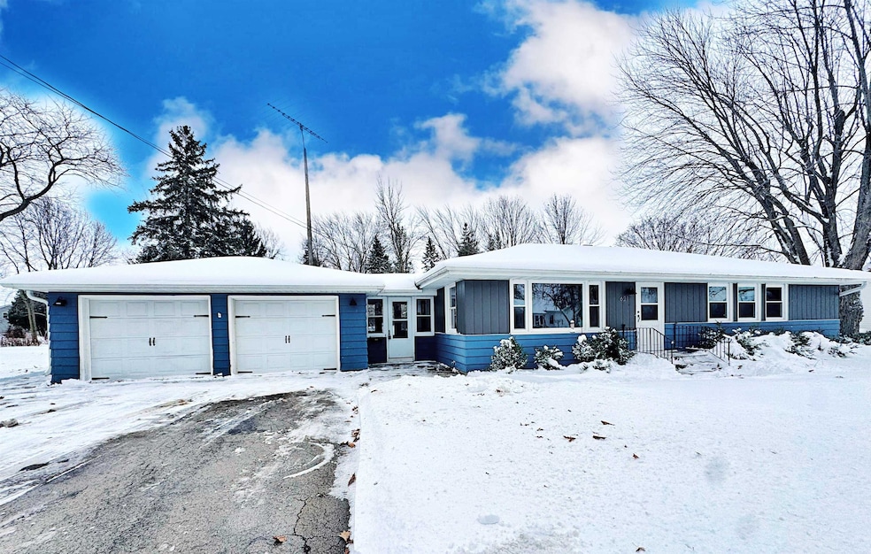 621 W Calumet St, Hilbert, WI 54129 - photo 1