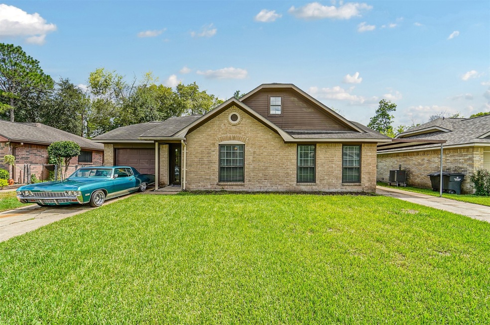 3103 Quail Run Dr, Alvin, TX 77511 - photo 1