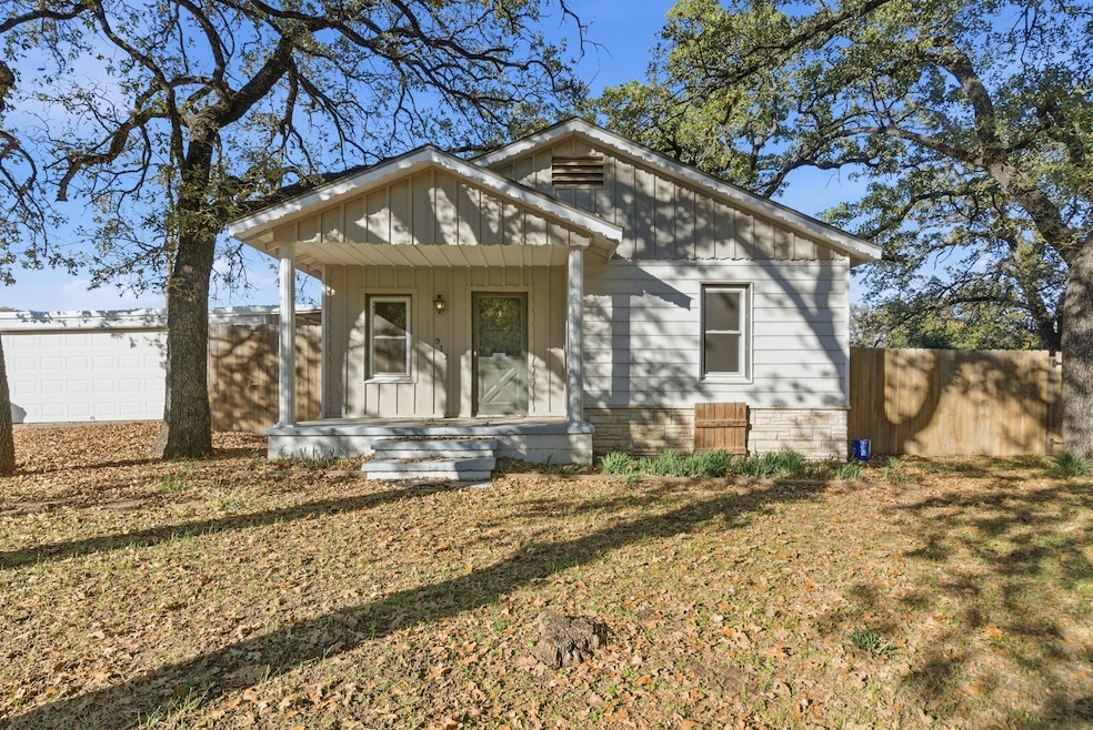 917 Carpenter St, Azle, TX 76020 - photo 1