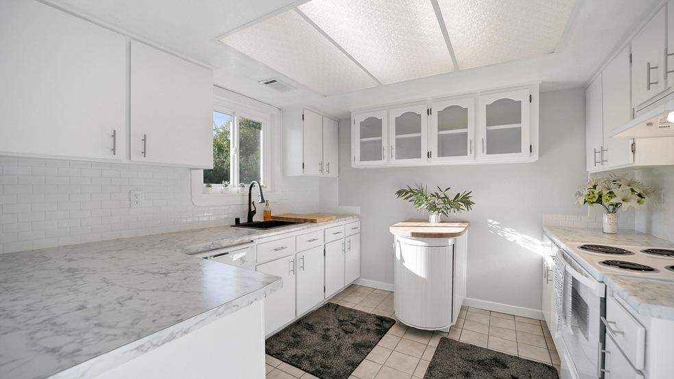 Bright & Cheery Kitchen