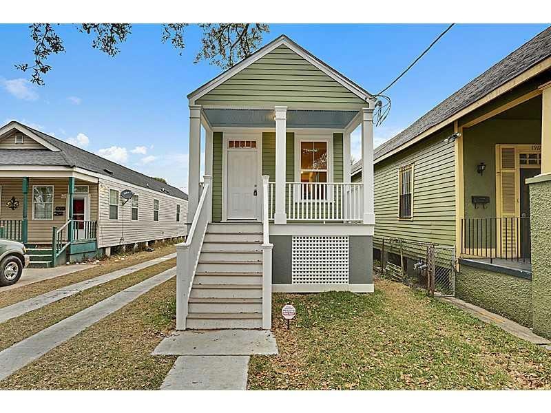 Photo. Front of house, nice porch