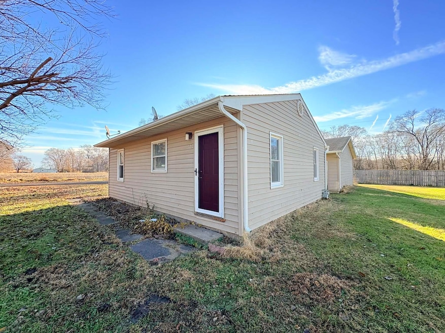 722 S View Dr, Waterloo, IA 50707 - photo 1