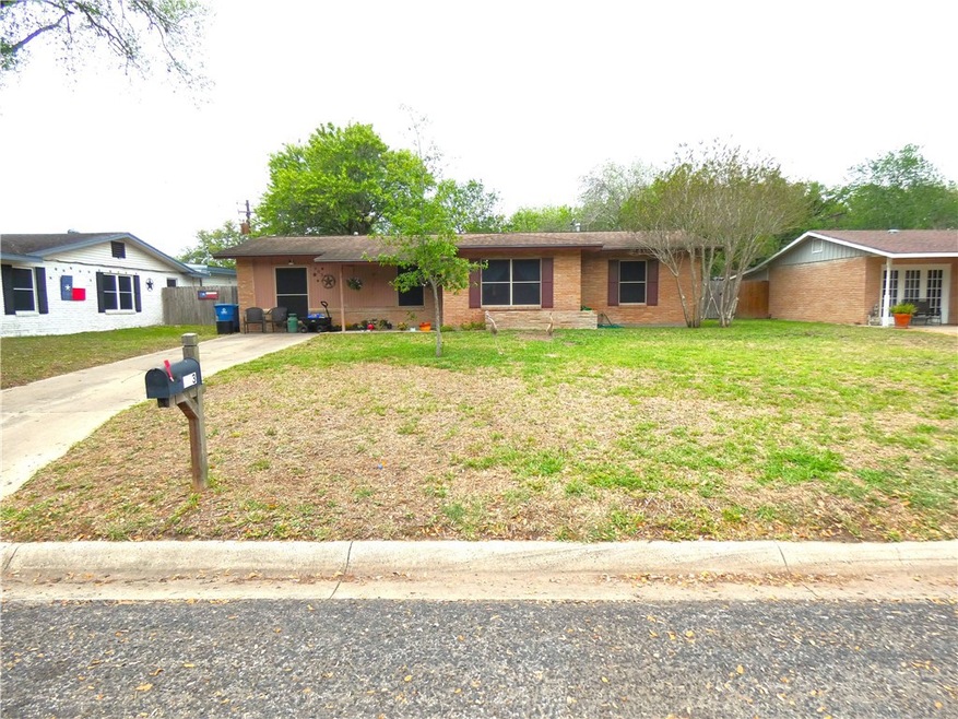 903 E Randall St, Beeville, TX 78102 - photo 1