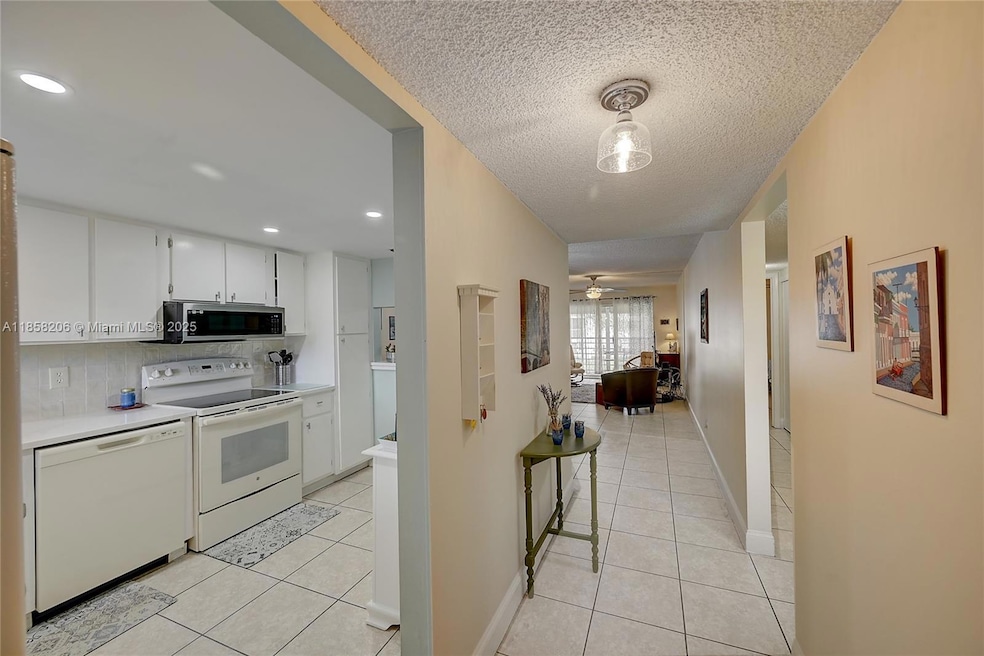 3186 Via Poinciana unit 203, Lake Worth, FL 33467 - photo 1