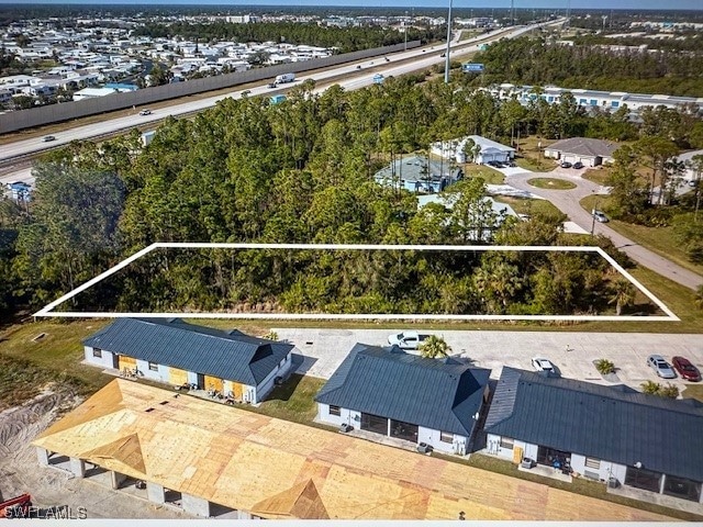Aerial view of residential area featuring property parcel outlined