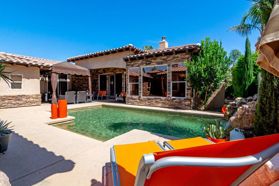 32_Via_Amormio_Courtyard