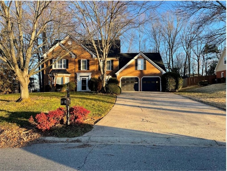 Front facade featuring a front yard