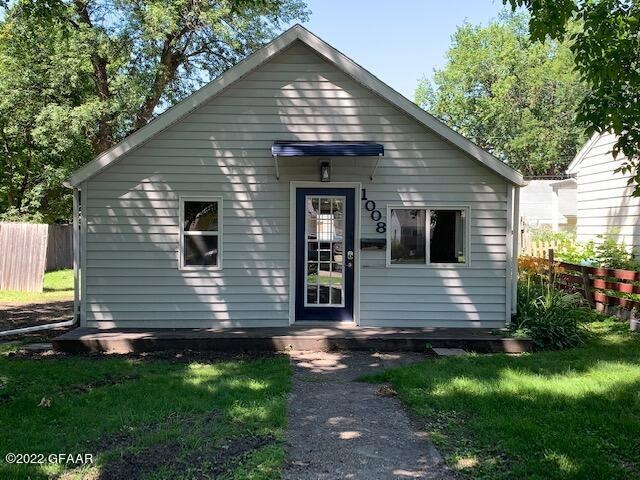 1008 S 10th St, Grand Forks, ND 58201 - photo 1