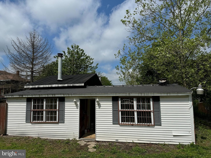 811 Philadelphia Ave, Reading, PA 19607 - photo 1