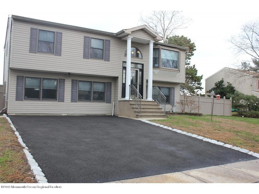 Beautiful bi level located on cul de sac