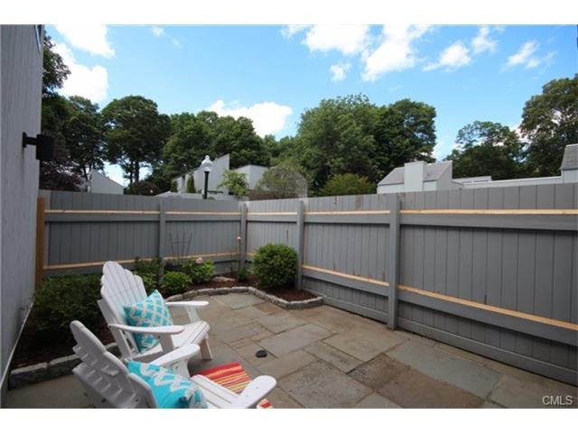 4 Sugar Maple Ln, Ridgefield, CT 06877 - photo 1