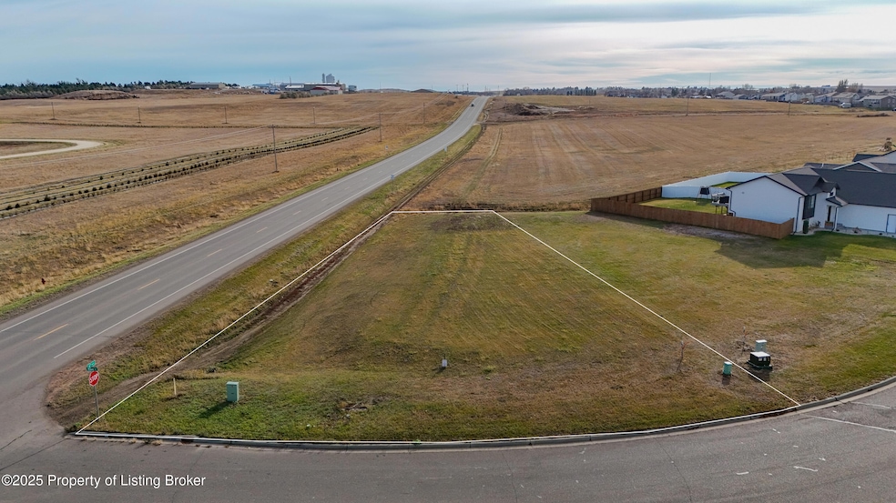 492 River Dr, Dickinson, ND 58601 - photo 1