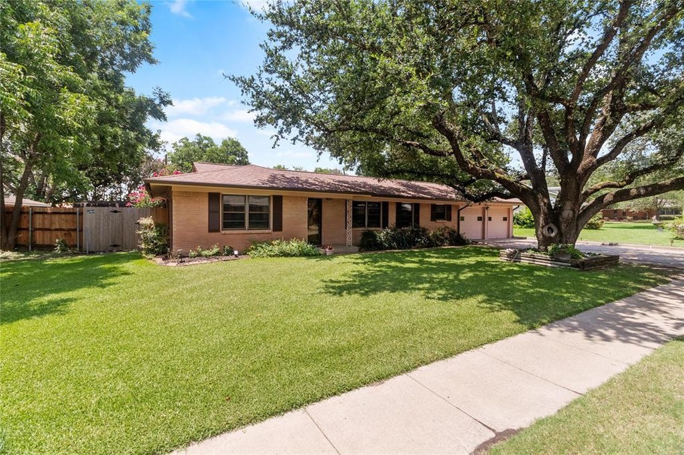 1003 Sunset Dr, Ennis, TX 75119 - photo 1