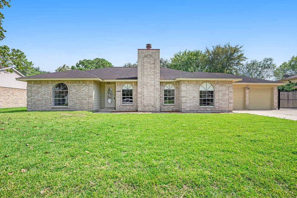 1206 W Castlewood Ave, Friendswood, TX 77546 - photo 1