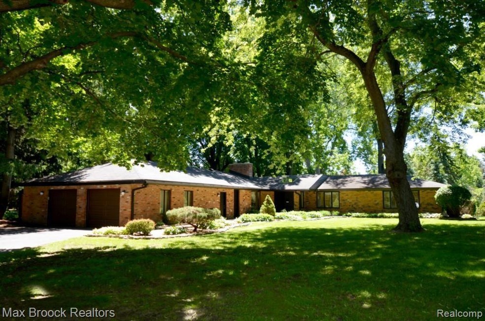 3791 W Pemberton Rd, Bloomfield Hills, MI 48302 - photo 1