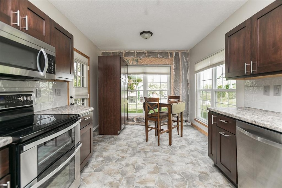 4645 Westchester Dr NE unit B, Cedar Rapids, IA 52402 - photo 1