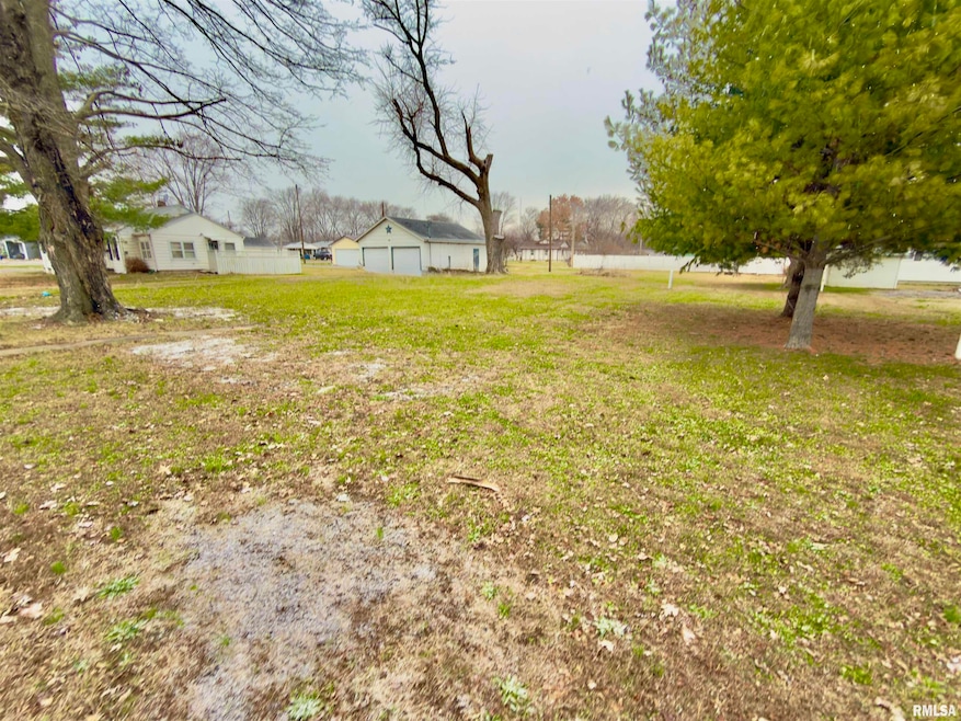 901 E 3rd St, Flora, IL 62839 - photo 1