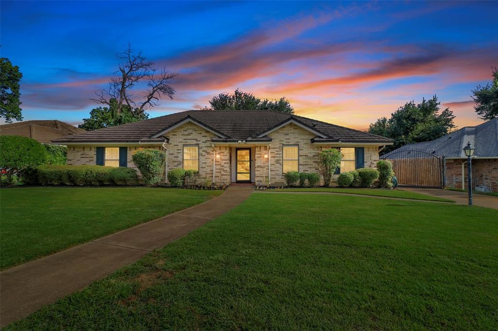 316 Carolyn Dr, Bedford, TX 76021 - photo 1