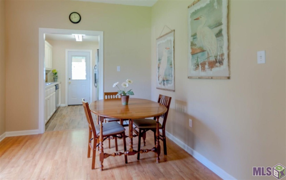 This room opens up to the Kitchen and Liiving Room