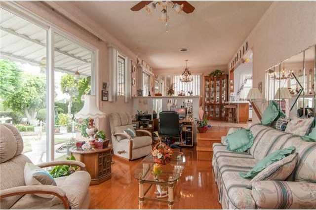 Familly Room with rich, hard wood floor, volume ce