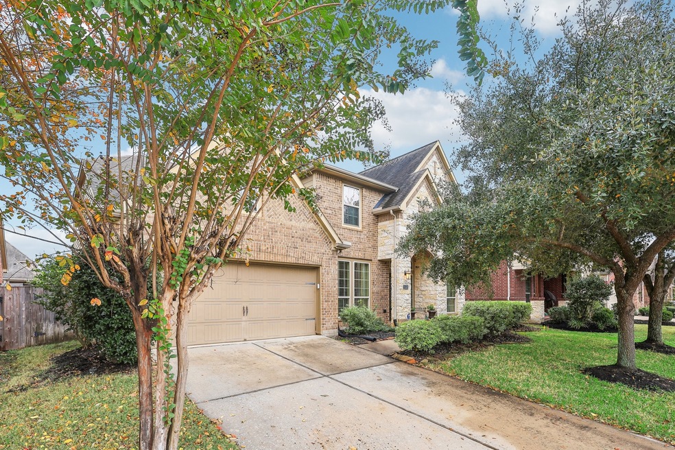 Wide driveway in a cul-de-sac