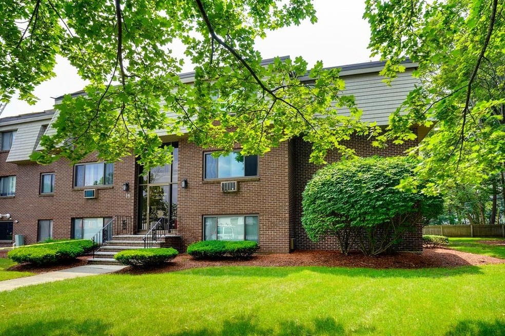 14 Hallmark Gardens unit 4, Burlington, MA 01803 - photo 1