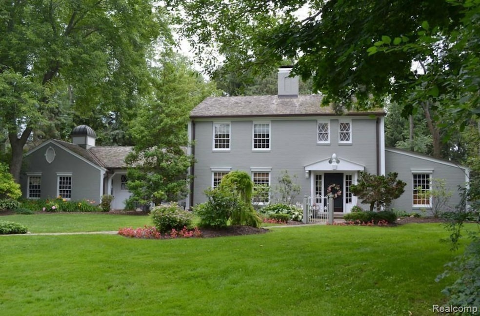 6025 E Surrey Rd, Bloomfield Hills, MI 48301 - photo 1