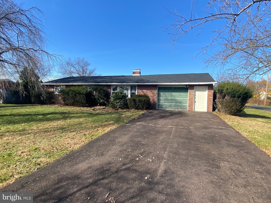 1543 Lakeside Dr, Pennsburg, PA 18073 - photo 1