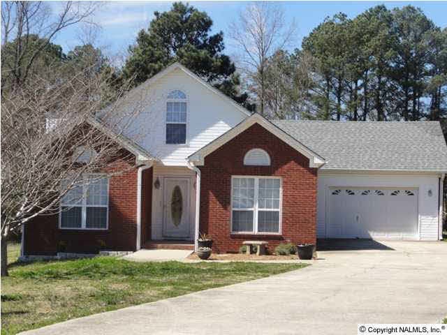 Great family home with an easy commute to Huntsville. Approximately 10 miles frome the Whitesburg Bridge/Tennessee River.