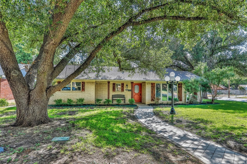 1102 Hillside Dr, Gainesville, TX 76240 - photo 1