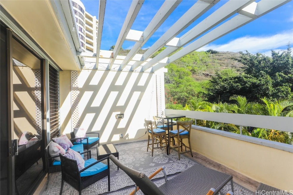 One of two great lanai spaces!