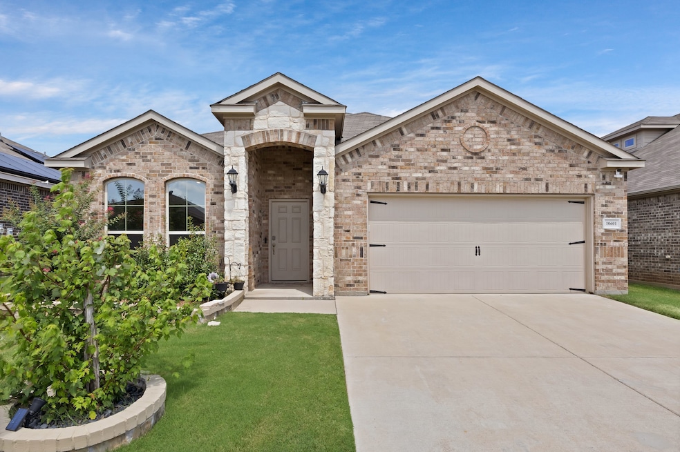 10601 Summer Place Ln, Fort Worth, TX 76140 - photo 1