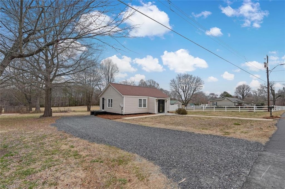 406 S Byrd St, Eden, NC 27288 - photo 1