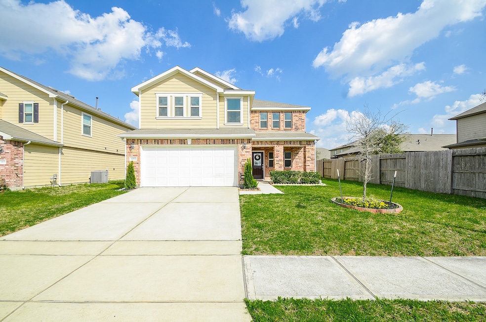 WELCOME TO 12034 MAIN OAK STREET, HOUSTON! LOCATED AT THE FRONT OF THE COMMUNITY CLOSE TO THE PLAYGROUND/PARK AMENITIES.