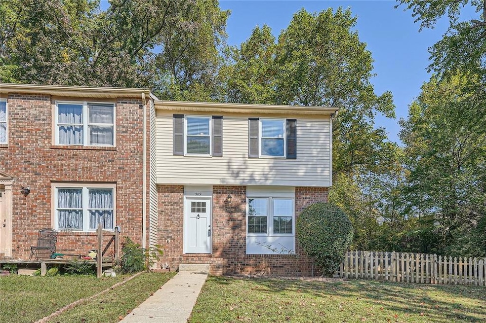 View of front of property featuring a front yard