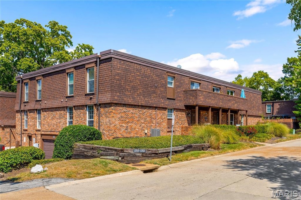 13515 Coliseum Dr unit E, Chesterfield, MO 63017 - photo 1
