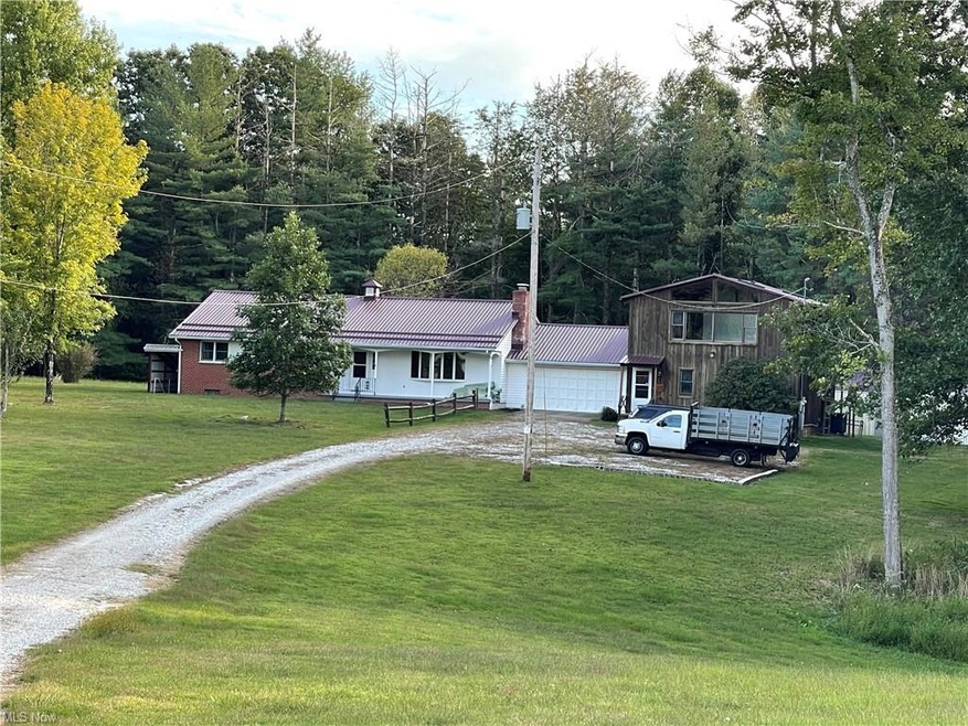 View of front of property featuring a front lawn a